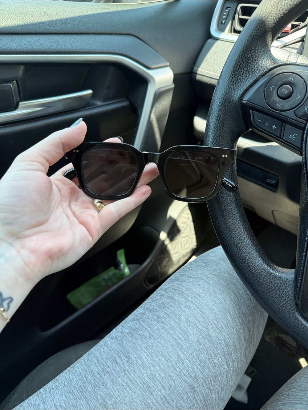 Black Women's Square Sunglasses - Classic Polarized Shades